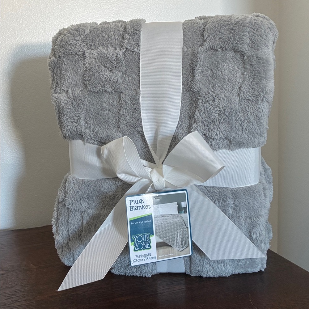 NWT- Luxurious Super Soft- Gray Embossed Checkerboard Oversized Blanket 76x86 - Picture 9 of 17